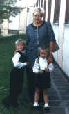 Ирина Зоря (ныне Молчанова) с детьми. Владикавказ. Закончила МАИ в 1985 г. (35374 bytes)